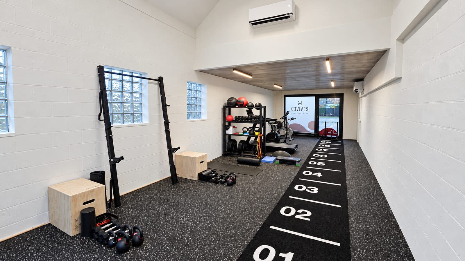 Oefenzaal met squatrek, plyobox en sprintbaan
